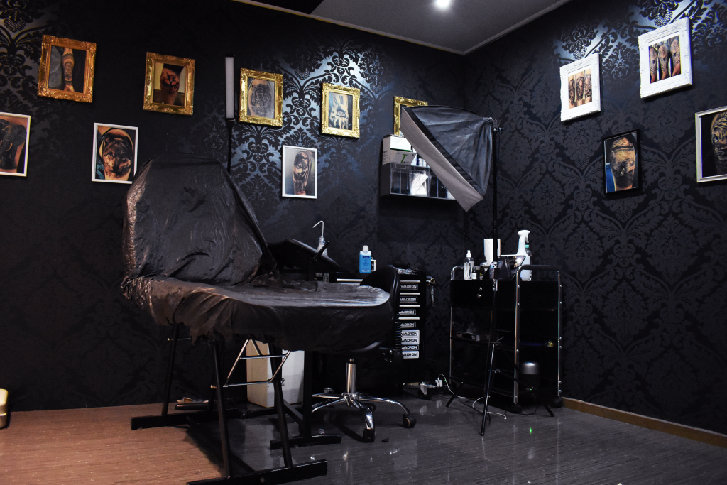 Raum 1 Tattoo Stuhl mit Equipment