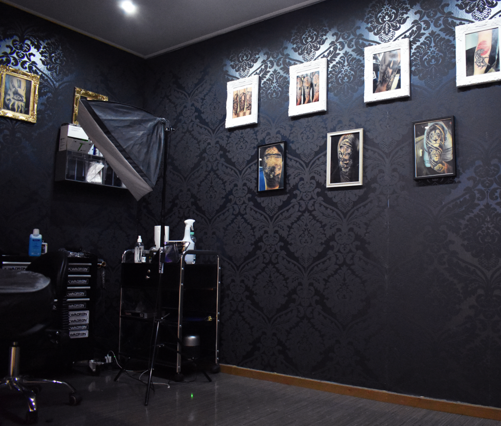 Raum 1 Galerie an der Wand