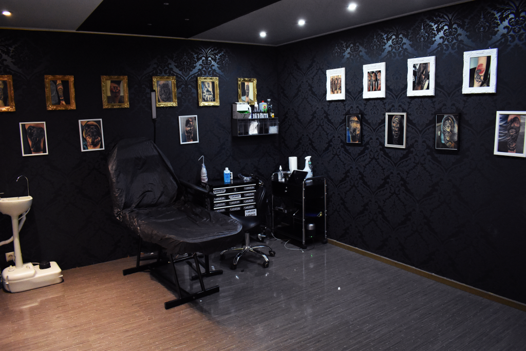 Raum 1 Tattoostuhl und Equipment
