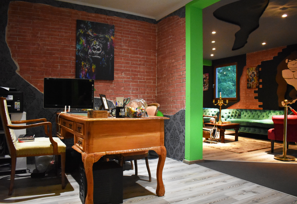 Anmeldung mit Schreibtisch von hinten betrachtet