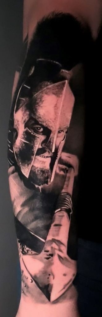 Tattoo von einem Gladiator mit Sperr auf dem Unterarm