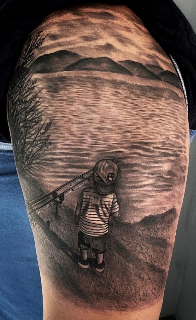 Tattoo von einem Kind am See von hinten auf dem Oberarm