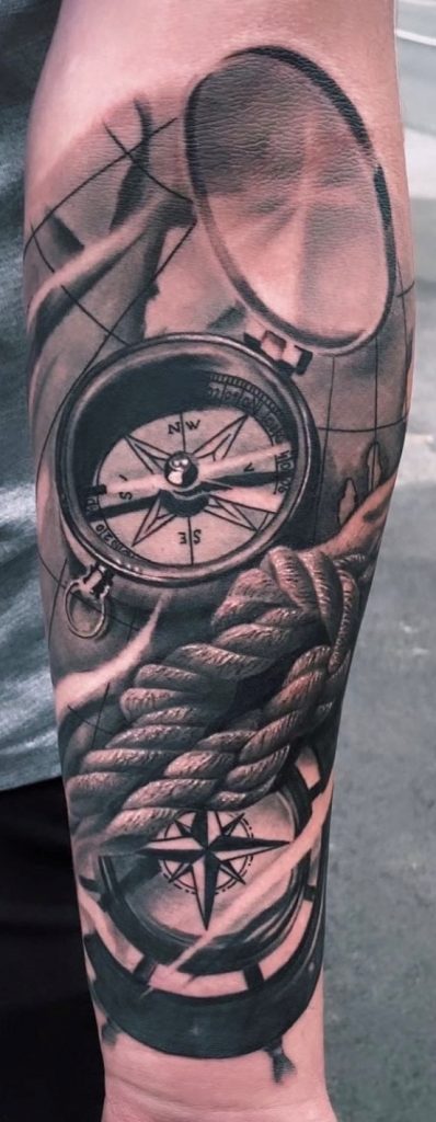 Tattoo von einem Kompass auf dem Unterarm