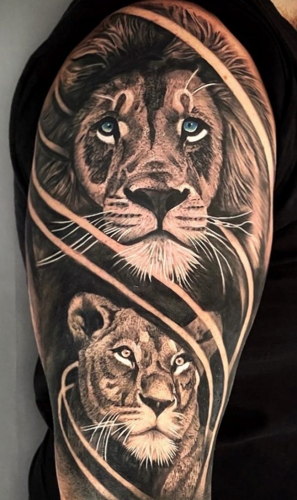Tattoo von zwei Löwen auf dem Oberarm