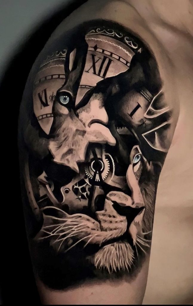 Tattoo von einem Löwen und einer Uhr auf dem Oberarm