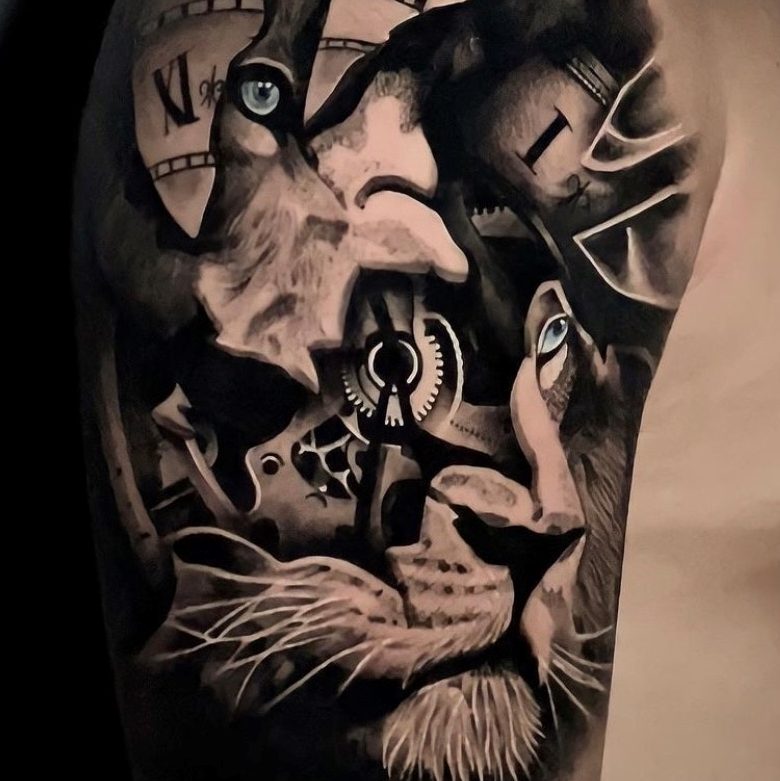 Tattoo von einem Löwen und einer Uhr auf dem Oberarm