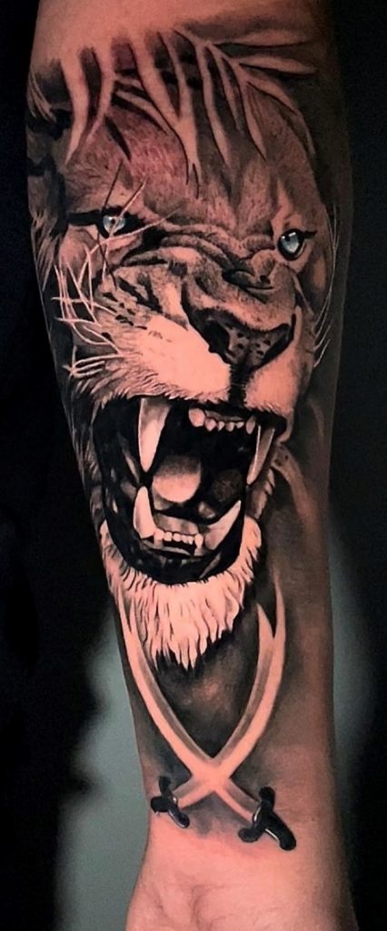 Tattoo von einem Löwen auf dem Unteram