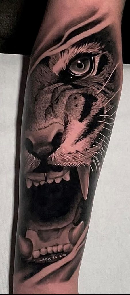 Tattoo von einem Tiger auf dem Oberarm
