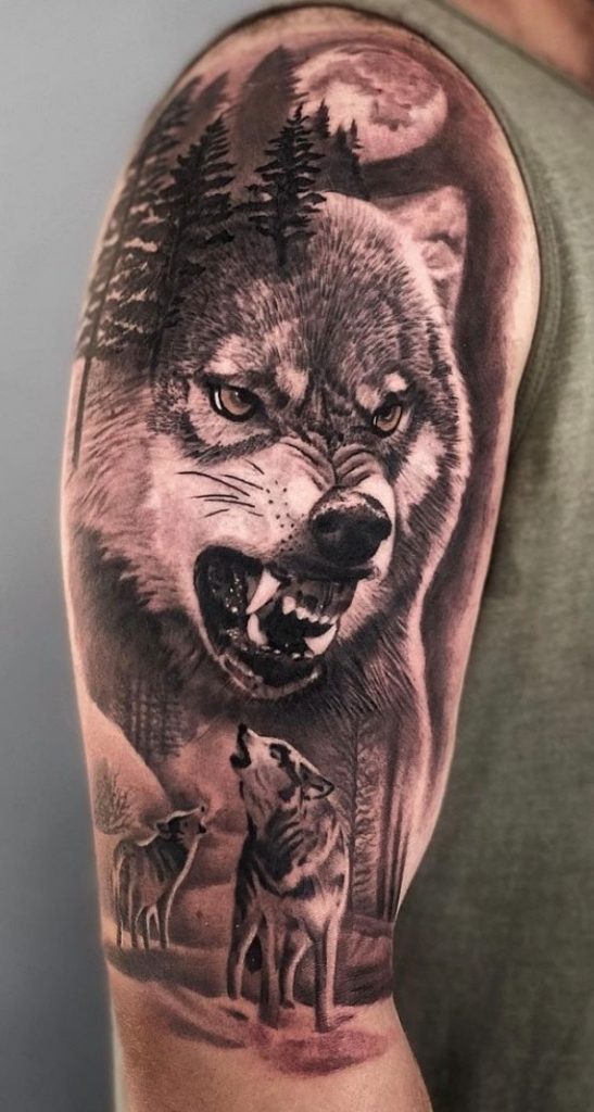 Tattoo von Wolf und Wald am Oberarm