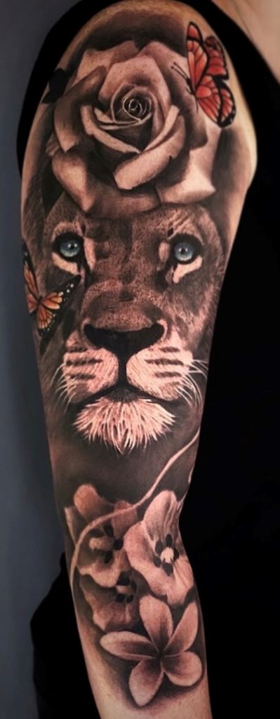 Tattoo von einem Löwen auf dem Arm