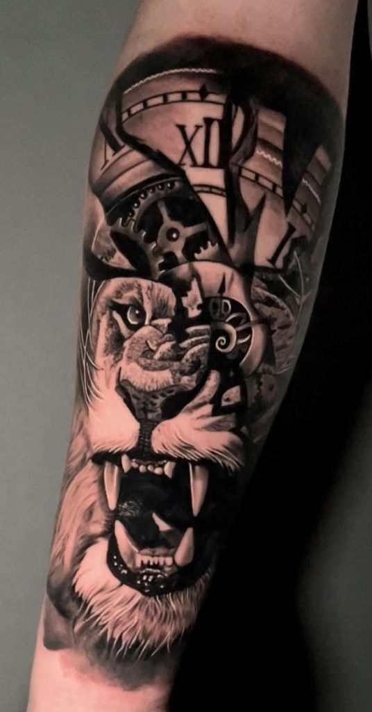 Tatto von einem Löwen und einer Uhr auf dem Unterarm